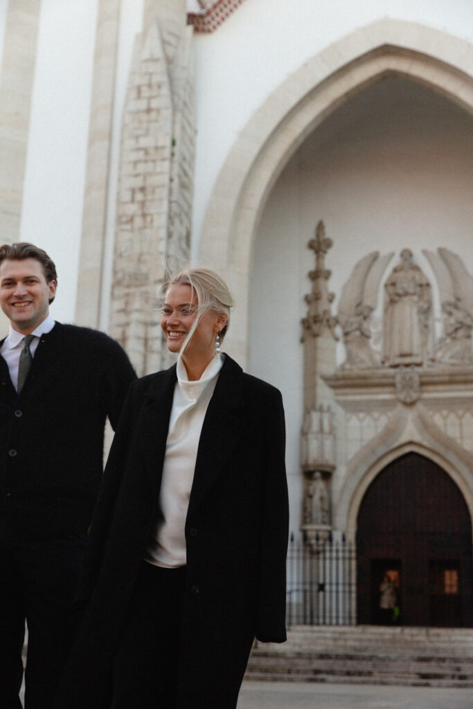 Hochzeitspaar vor der Kirche